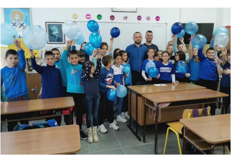 Ученици школе из Дворова у плавој боји