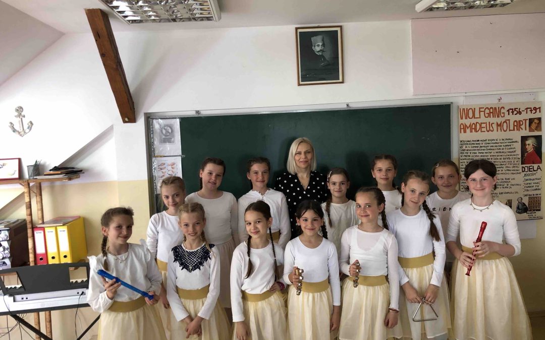 Хорић наше школе са наставницом Анђелком Симић жели Вам срећан празник.