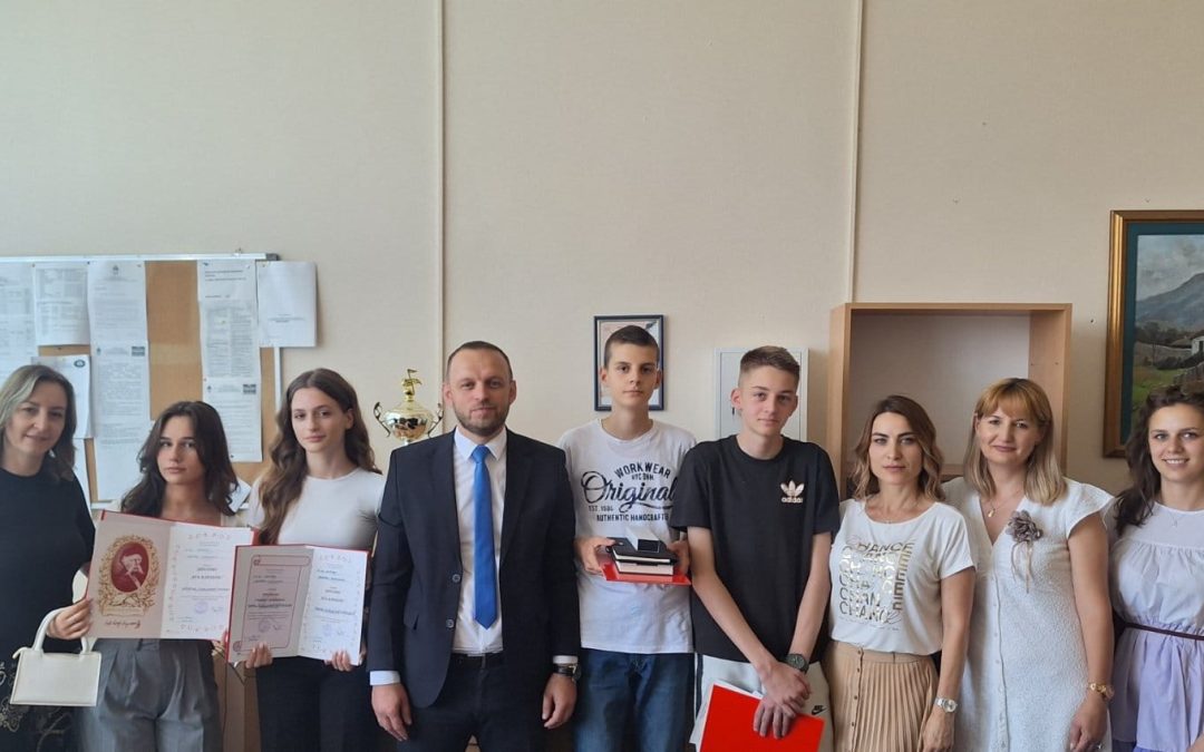 Проглашен ученик генерације и додјељене Вукове дипломе.