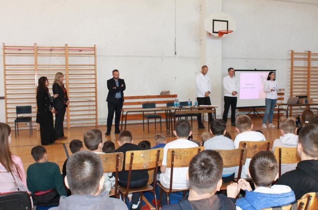 Брига о здрављу наших ђака почиње од правилног држања!